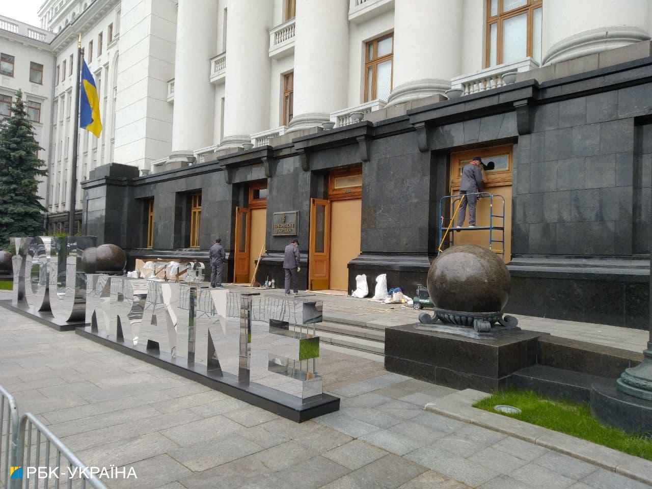 В Офісі президента нарешті ставлять нові двері: як вони виглядають (фото)